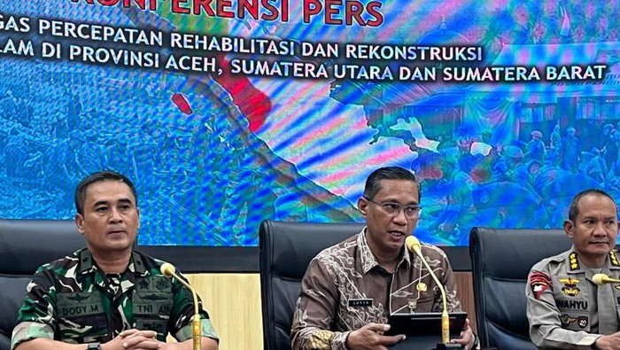 Jubir Satgas Percepatan Rehabilitasi dan Rekonstruksi Pascabencana Sumatra, Amran (tengah)