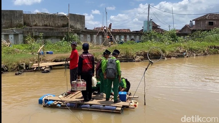 Potret warga Tambaksari harus pulang-pergi pakai gethek di Kali Bringin, Kelurahan Mangkang Wetan, Kecamatan Tugu, Kota Semarang, Kamis (29/1/2026).