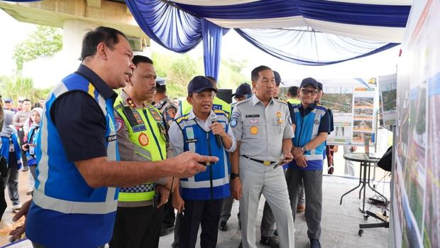 Kakorlantas Polri Irjen Agus Suryonugroho bersama Jasa Dirut Jasa Marga Rivan A Purwantono dan Dirut Jasa Raharja Muhammad Awaluddin meninjau Jalur Jakarta Cikampek (Japek) II Selatan (dok.Korlantas Polri)