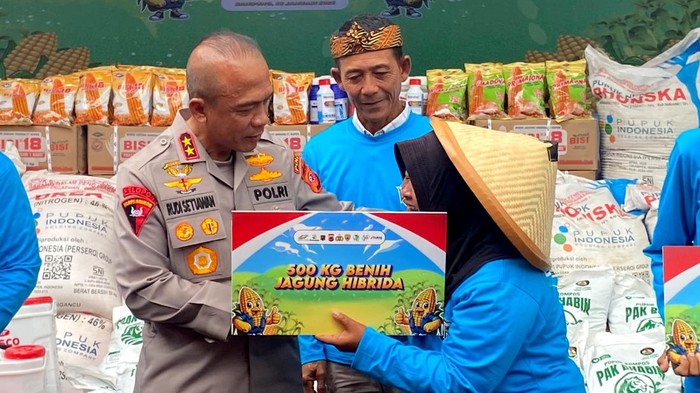 Senyum Entin Dapat Bantuan Bibit Jagung dari Kapolda Jabar