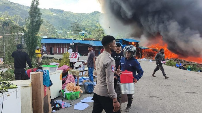 Sebanyak 100 unit bangunan hangus terbakar di Kabupaten Tolikara, Papua Pegunungan. Bangunan terbakar berupa rumah warga, kos-kosan, kios sembako hingga toko bangunan.