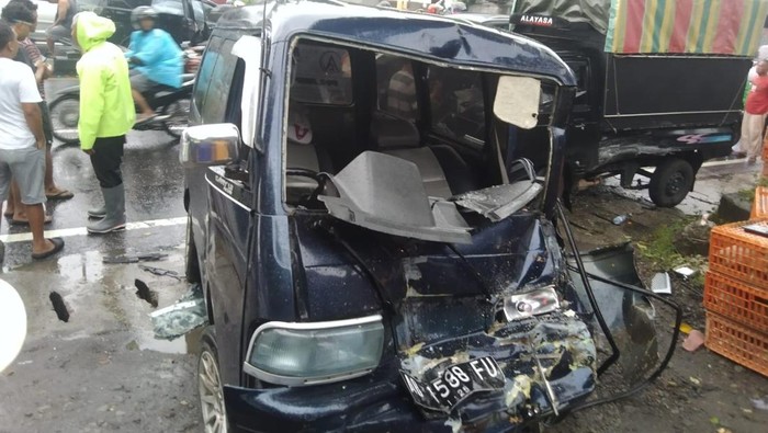 Detik-detik Kecelakaan Karambol 5 Mobil di Jamal Sleman