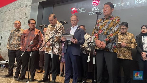 Ketua Dewan Komisioner Otoritas Jasa Keuangan (OJK), Mahendra Siregar saat memberikan keterangan pers OJK di Main Hall Bursa Efek Indonesia, Jakarta, Kamis (29/1/2026). (CNBC Indonesia/Romys Binekasri)
