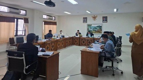 Ketua Komisi I DPRD NTB, Mohammad Akri, saat memberikan pengarahan saat fit and proper test kepada seluruh calon Komisioner KI NTB. (Dok. DPRD NTB)