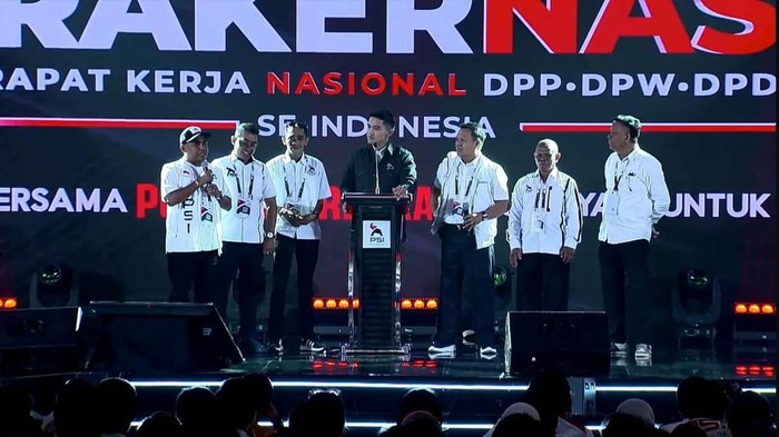 Kaesang Bagi-bagi KTA Emas ke Ketua DPD PSI Saat Rakernas di Makassar
