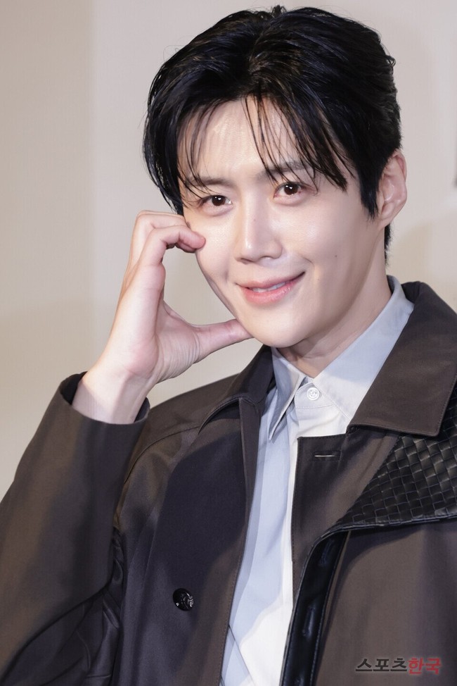 Ini adalah penampilan perdana Kim Seon Ho menghadiri acara fashion di 2026. Foto: Instagram