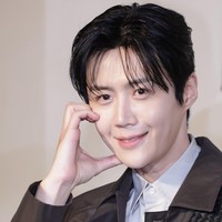 Ini adalah penampilan perdana Kim Seon Ho menghadiri acara fashion di 2026. Foto: Instagram