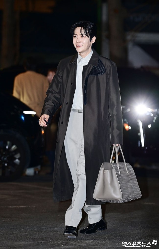 Kim Seon Ho membuktikan eksistensinya setelah penayangan drama Korea Netflix, Can This Love Be Translated. Sang aktor diundang menghadiri private event rumah mode Italia, Bottega Veneta. Foto: Instagram
