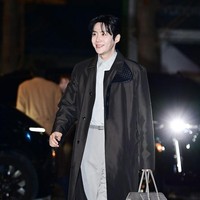 Kim Seon Ho membuktikan eksistensinya setelah penayangan drama Korea Netflix, Can This Love Be Translated. Sang aktor diundang menghadiri private event rumah mode Italia, Bottega Veneta. Foto: Instagram