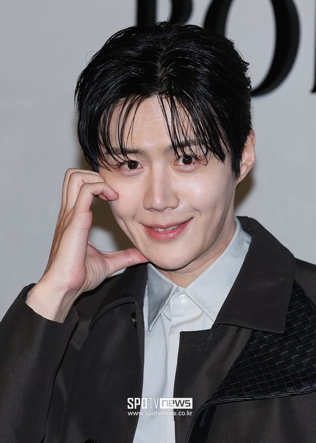 Penampilan Kim Seon Ho sontak mencuri perhatian. Terlebih ia mencuri hati publik dengan pesonanya sebagai penerjemah multibahasa, Joo Ho Jin di Can This Love Be Translated. Foto: Instagram