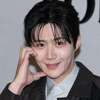 Penampilan Kim Seon Ho sontak mencuri perhatian. Terlebih ia mencuri hati publik dengan pesonanya sebagai penerjemah multibahasa, Joo Ho Jin di Can This Love Be Translated. Foto: Instagram
