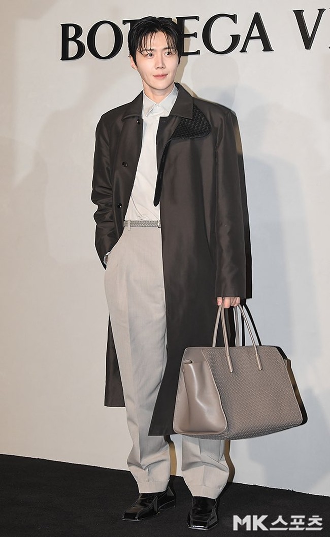 Acara tersebut digelar eksklusif di S Factory, Seongsu-dong, Seoul dengan memperagakan koleksi Bottega Veneta Summer 2026. Foto: Instagram