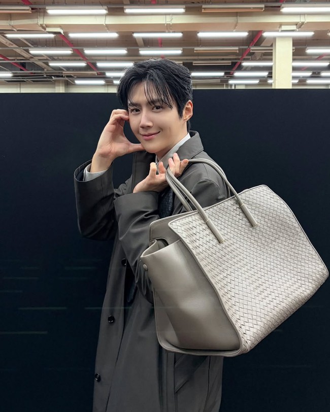 Tak lupa ada koleksi Barbara Tote Bag berukuran besar sebagai statement. Foto: Instagram