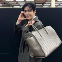 Tak lupa ada koleksi Barbara Tote Bag berukuran besar sebagai statement. Foto: Instagram