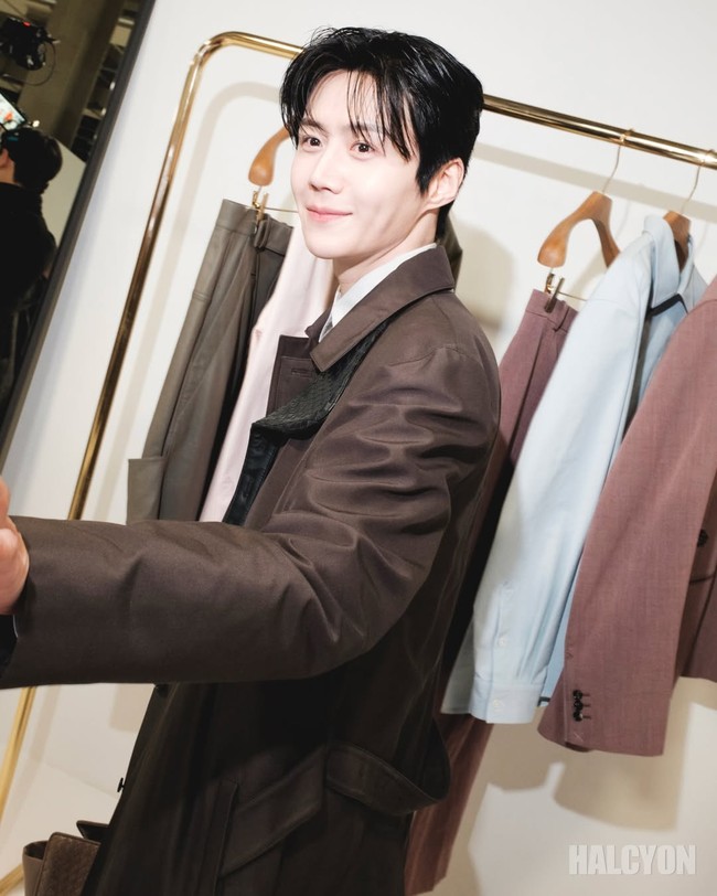 Tampil serba Bottega Veneta. Ia mengenakan kemeja dan celana berwarna abu-abu, dibalik coat panjang berkerah dengan teknik kulit anyaman Intrecciato khas rumah mode tersebut. Foto: Instagram