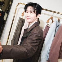 7 Potret Kim Seon Ho Tebar Senyum Manis di Private Event Bottega Veneta