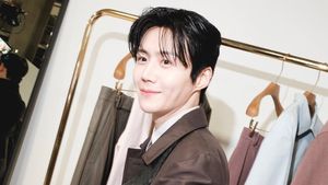 7 Potret Kim Seon Ho Tebar Senyum Manis di Private Event Bottega Veneta