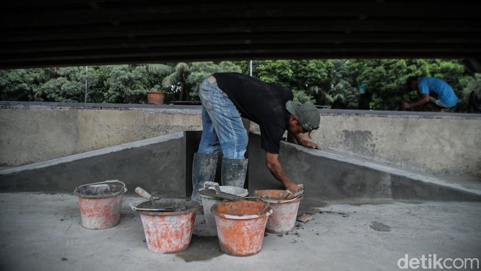 Petugas menyelesaikan pembangunan arena skateboard di kolong flyover KH Noer Alie, Jalan Ahmad Yani, Kota Bekasi, Kamis (29/1/2026).