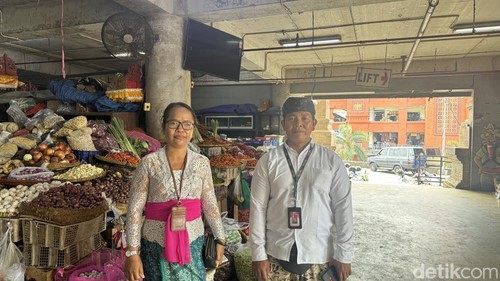 Komang Sutisna, Kepala Unit Pasar Badung dan Ni Ketut Sumarni, Kepala Sub Unit Administrasi Pasar Badung ketika ditemui tim detikBali, Jumat (29/1/2026). Maria Christabel DK
