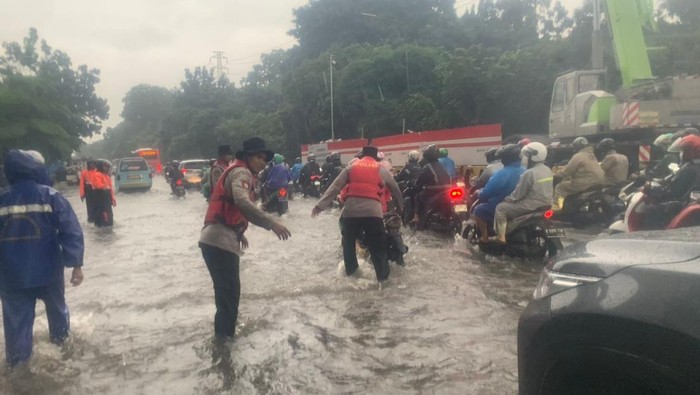 Kondisi banjir di Jalan DI Pandjaitan Jaktim