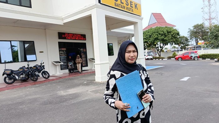 Korban usai membuat laporan ke Polsek Batam Kota beberapa waktu lalu. (Dok. Istimewa)