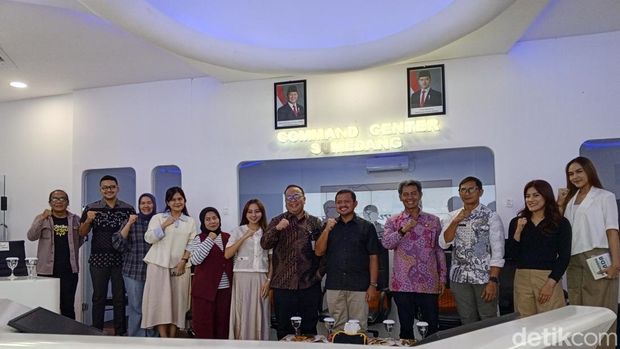 Kunjungan tim Transmedia ke Command Center Pemkab Sumedang Kunjungan tim Transmedia ke Command Center Pemkab Sumedang