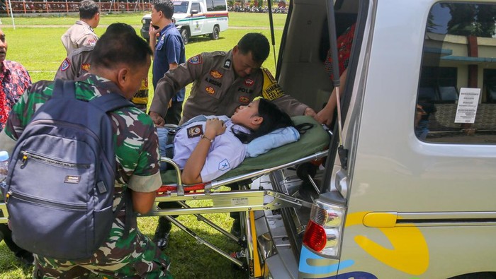 Petugas kesehatan mendampingi siswa yang diduga keracunan makan bergizi gratis (MBG) di SMA 2 Kudus, Kabupaten Kudus, Jawa Tengah, Kamis (29/1/2026). Dinas Kesehatan Kabupaten Kudus bersama rumah sakit setempat melakukan evakuasi dan penanganan kepada ratusan siswa SMA 2 Kudus yang diduga keracunan MBG untuk mendapatkan perawatan intensif di rumah sakit terdekat. ANTARA FOTO/Nirza/agr/bar