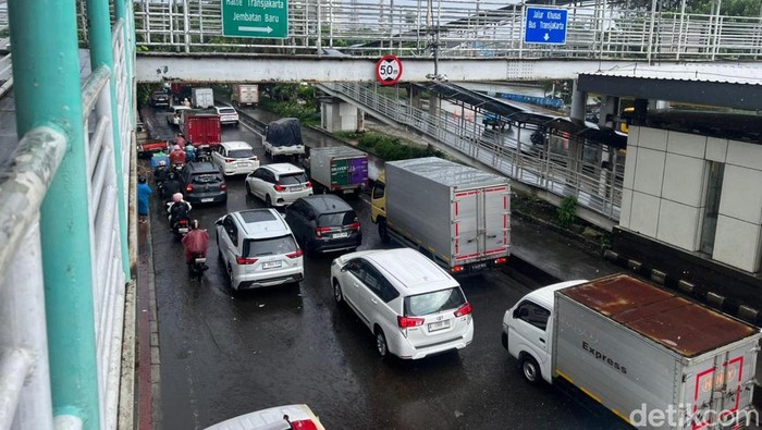 Jalan Daan Mogot Masih Tergenang, Lalu Lintas Kendaraan Tersendat