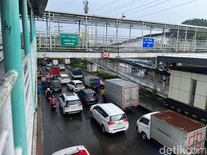 Jalan Daan Mogot Masih Tergenang, Lalu Lintas Kendaraan Tersendat