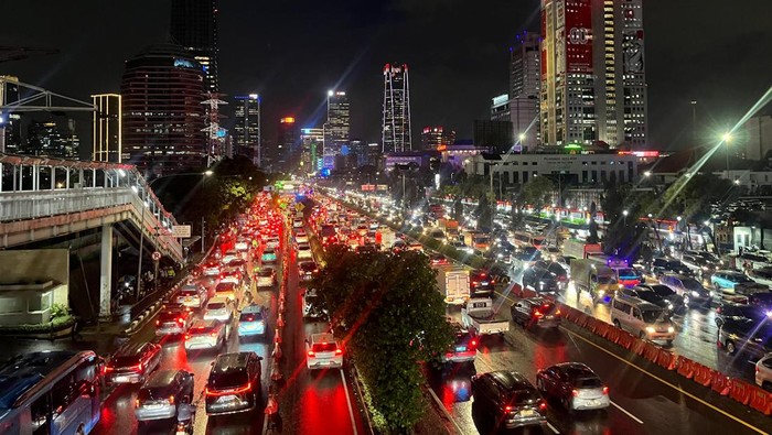 Jam Pulang Kerja, Lalin Tol Dalkot-Jalan Gatsu Macet Usai Diguyur Hujan