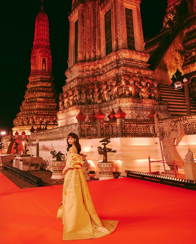 Detail ekor gaun yang megah menambah kesan dramatis saat Lisa BLACKPINK melangkah di red carpet, yang terbentang di Wat Arun Bangkok. Foto: dok. Instagram @lalalalisa_m