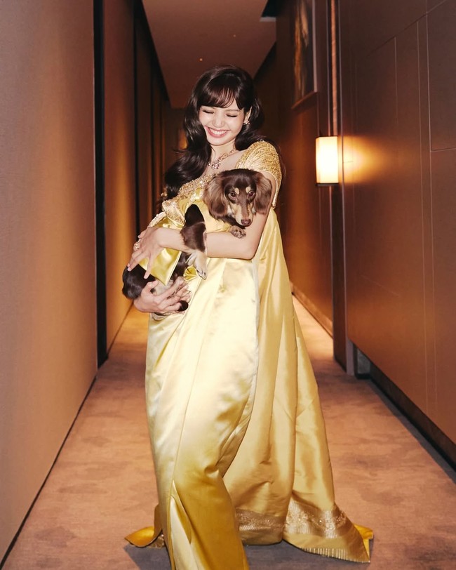 Gaun Lisa BLACKPINK mencerminkan warisan budaya Thailand. Berwarna serba emas dengan motif tradisional, 100% terbuat dari sutra negara asalnya. Foto: dok. Instagram @lalalalisa_m