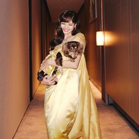 Gaun Lisa BLACKPINK mencerminkan warisan budaya Thailand. Berwarna serba emas dengan motif tradisional, 100% terbuat dari sutra negara asalnya. Foto: dok. Instagram @lalalalisa_m