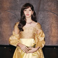 Pesona Lisa BLACKPINK Pakai Gaun Balmain Terinspirasi Ratu Thailand