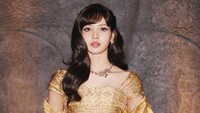 Pesona Lisa BLACKPINK Pakai Gaun Balmain Terinspirasi Ratu Thailand