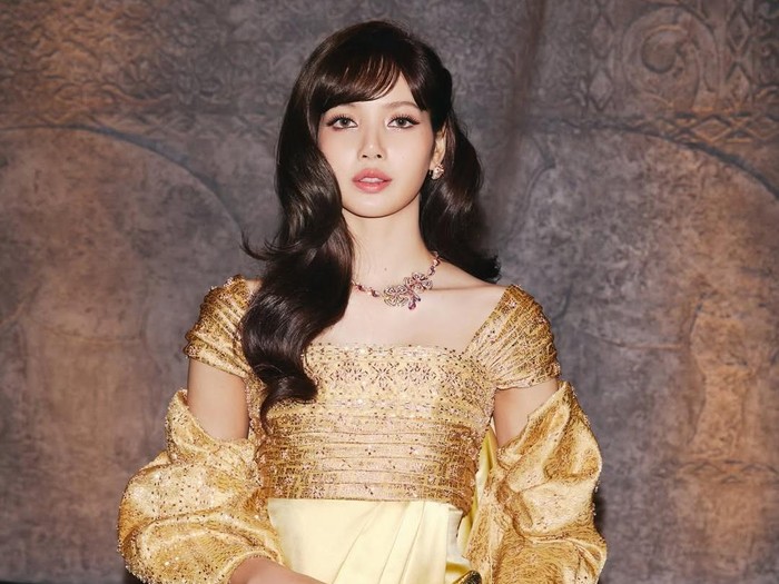 Lisa BLACKPINK dilantik sebagai duta pariwisata Thailand. Tampil memakai gaun emas, terinspirasi desain Balmain untuk Ratu Thailand Sirikit Kitiyakara.