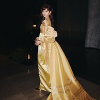 Bukan sembarang gaun. Busana yang dikenakan Lisa BLACKPINK dirancang khusus mengikuti desain gaun Balmain Haute Couture 1960 untuk mendiang ratu Thailand Sirikit Kitiyakara, sebuah full circle moment yang sarat makna sejarah. Foto: dok. Instagram @lalalalisa_m