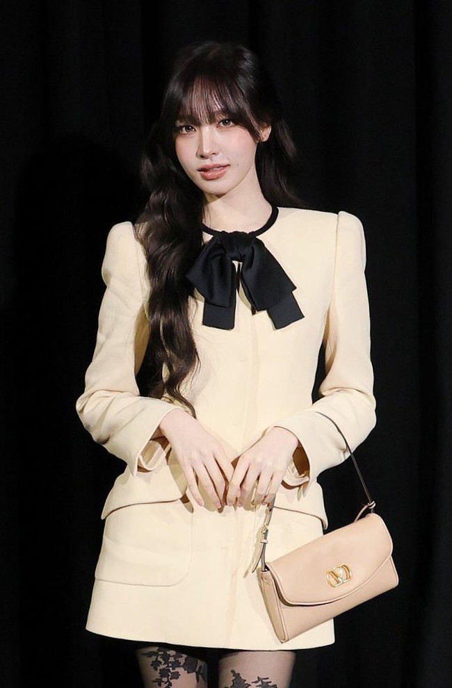 Sementara Liz memancarkan pesonanya dengan model rambut half updo berponi, memakai dress berwarna krem, lengkap dengan stocking hitam. Serta hand bag serupa Rei berwarna krem. Acara tersebut juga dihadiri Dakota Johnson, Freen Sarocha, Anne Hathaway, Tyla, hingga Olivia Rodrigo. Foto: Instagram