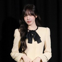 Sementara Liz memancarkan pesonanya dengan model rambut half updo berponi, memakai dress berwarna krem, lengkap dengan stocking hitam. Serta hand bag serupa Rei berwarna krem. Acara tersebut juga dihadiri Dakota Johnson, Freen Sarocha, Anne Hathaway, Tyla, hingga Olivia Rodrigo. Foto: Instagram