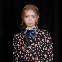 Personel IVE asal Jepang, Rei tampak kawaii dengan model rambut bun. Dibalut atasan hitam bermotif floral, pilihan rok hitam berbahan beludru, high heels, dan hand bag berwarna silver. Foto: Instagram