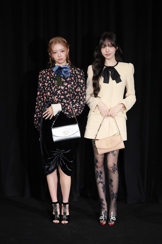 Kali ini, Liz dan Rei tampil dengan gaya yang lebih mature dan elegan di  Valentino Haute Couture Spring/Summer 2026 fashion show. Busana yang mereka kenakan berbeda warna, namun tetap terlihat serasi dengan sentuhan pita. Foto: Instagram