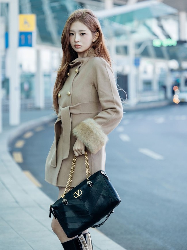 Liz dan Rei IVE diumumkan sebagai brand ambassador Valentino, bertepatan dengan tanggal keberangkatan mereka menghadiri peragaan busana di Paris. Foto: Instagram