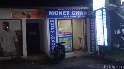 Lokasi gerai penukaran mata uang asing di Jalan Raya Nyuh Kuning, Kecamatan Ubud,  yang diduga menipu pelanggan, Kamis (29/1/2026). (Aryo Mahendro/detikBali).