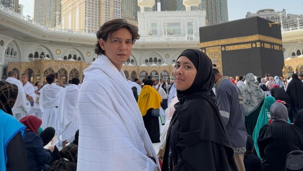 Emosional Marcell Darwin Pertama Kali Umrah