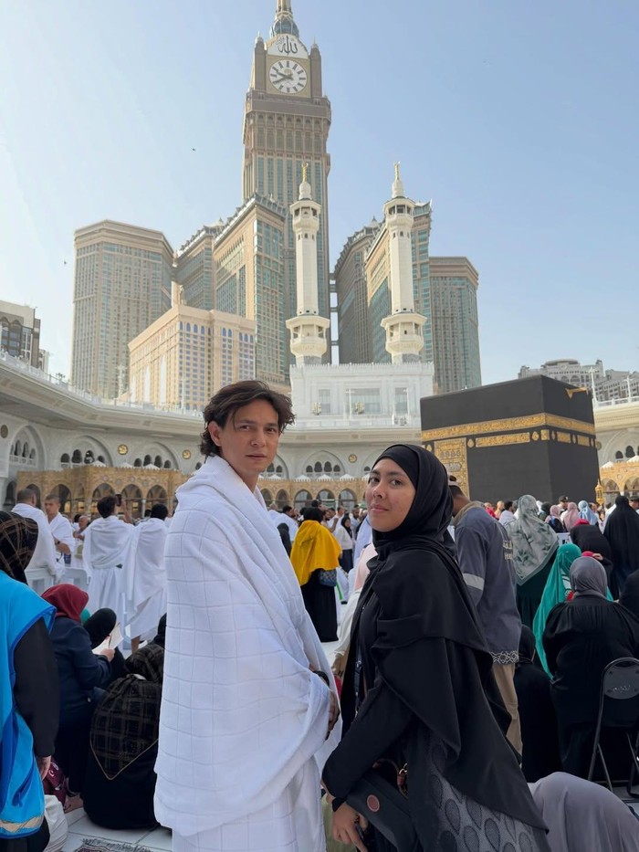 Marcell Darwin pertama kali umrah.