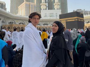 Emosional Marcell Darwin Pertama Kali Umrah