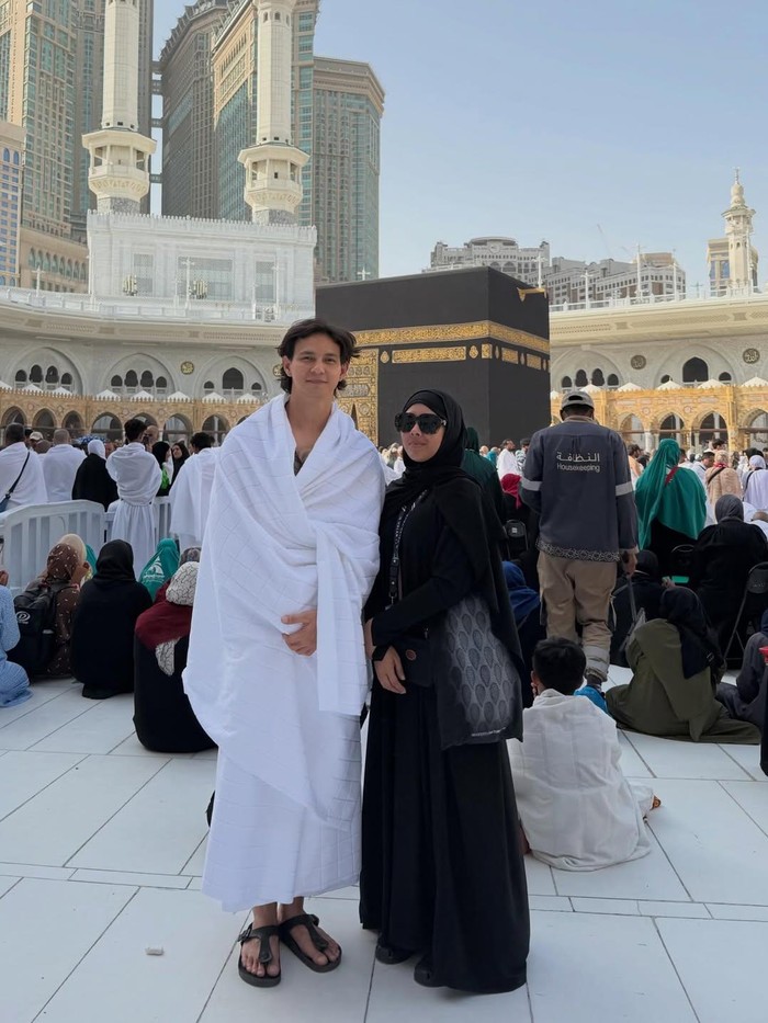 Marcell Darwin pertama kali umrah.