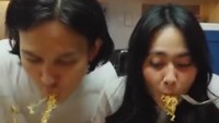 Makanan yang mereka buat adalah mie goreng dengan bakso instan. Keduanya sangat terlihat lahap saat menyantapnya. Foto: Instagram/@marcelldarwin