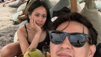 Ini momen Marcell dan dang istri bersantai di pinggir pantai Bali. Kedua terlihat menikmati jus jeruk dan es kelapa muda. Foto: Instagram/@marcelldarwin