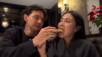Manisnya Marcell Darwin dan Istri Saat Masak hingga Makan Bareng